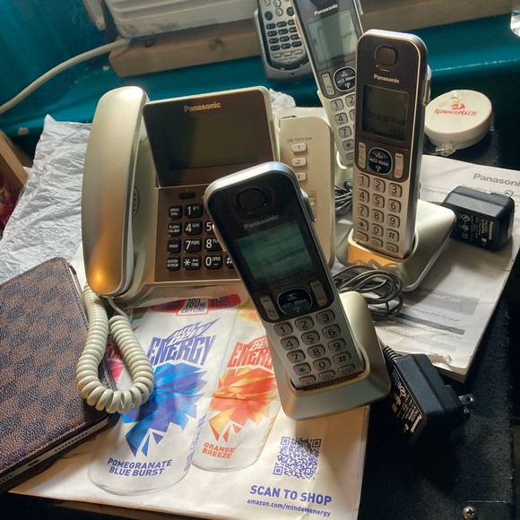 Champagne gold 3 handsets with base system and Panasonic owners manual sale - Picture 2 of 4